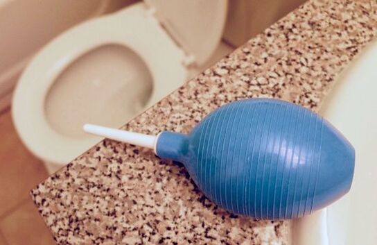 Enema para eliminar parásitos del cuerpo.