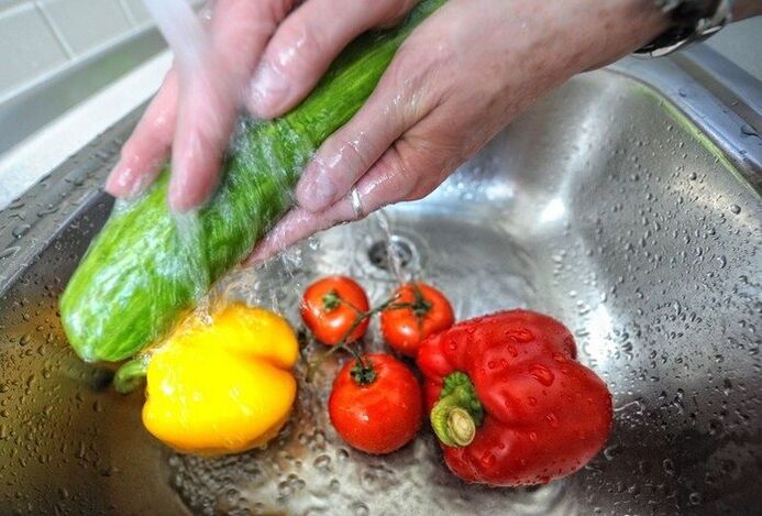 Para prevenir infecciones parasitarias, es necesario lavar las verduras antes de comerlas.