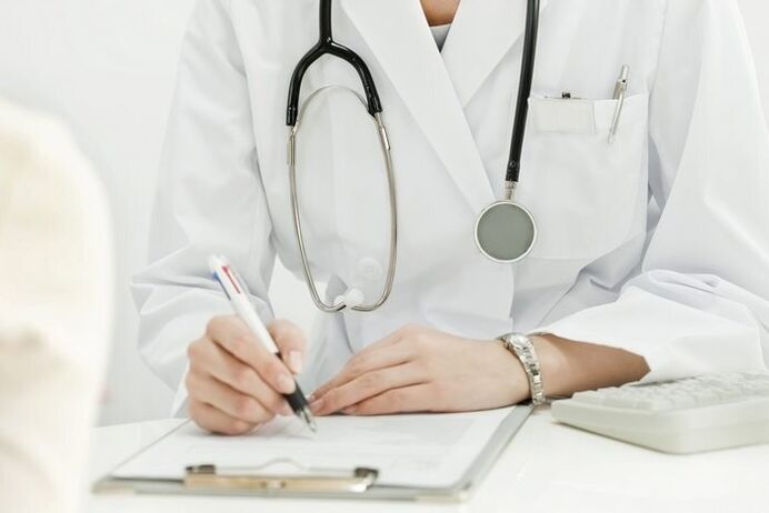 Un médico que trata las infestaciones por helmintos.